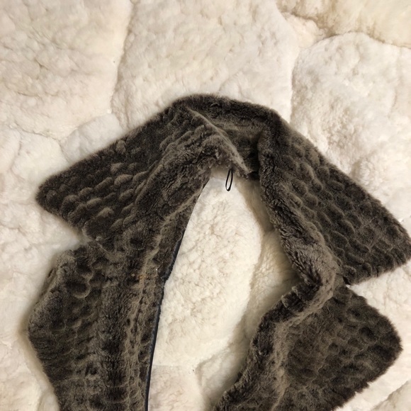 Leather jacket with removable brown fur collar - Picture 7 of 12